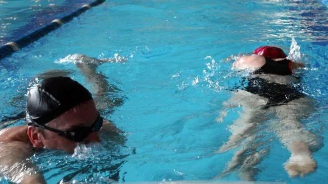 La piscina chiusa costringe molte famiglie a staffette per portare i propri figli ai corsi di nuoto in altre città