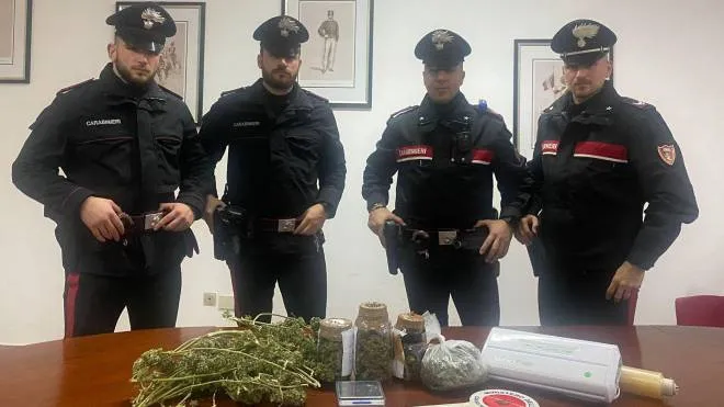 I carabinieri della Compagnia di Molinella con il materiale sequestrato al ventiduenne