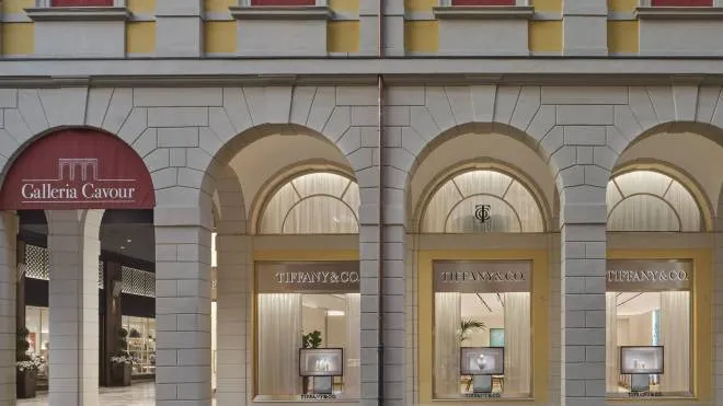 La nuova collocazione di Tiffany in Galleria Cavour, angolo via Farini