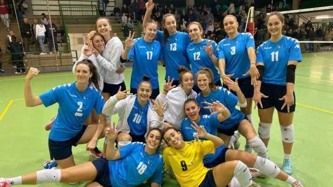 Il Volley Modena festeggia dopo la vittoria sul campo di San Damaso