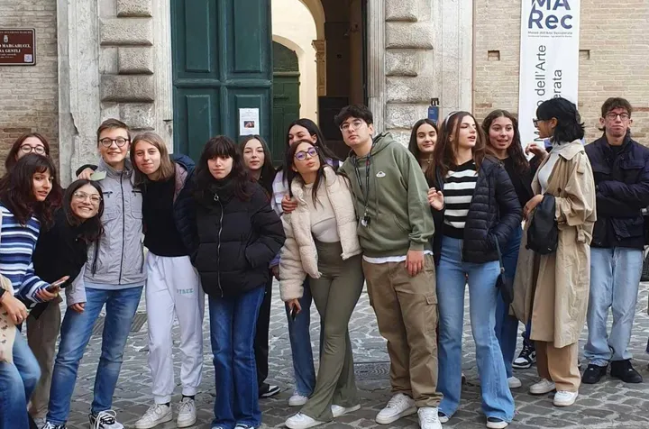 I liceali al Marec; sotto la direttrice Mastrocola con le prof Gobbi e Canestrini