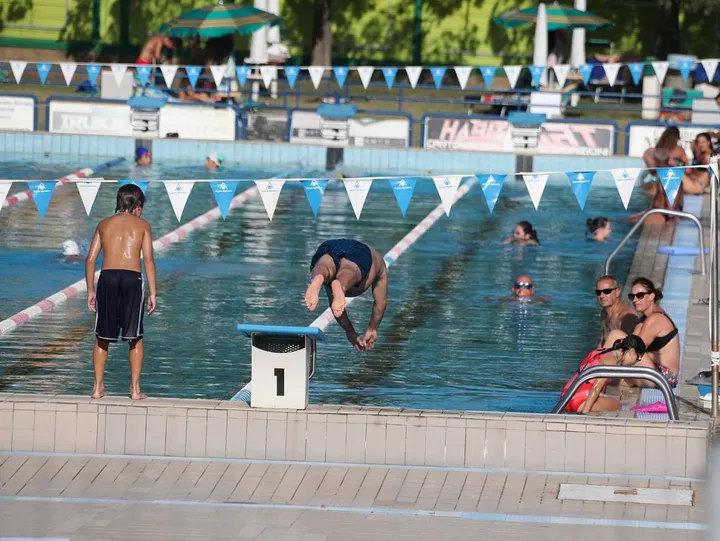 Uno scorcio della piscina comunale del Ruggi, molto frequentata in estate dagli imolesi