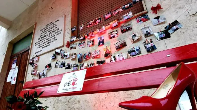 Una panchina rossa, simbolo della lotta alla violenza sulle donne