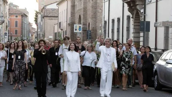 Un’immagine di Purgatorio, Ermanna Montanari e Marco Martinelli guidano il corteo (foto Silvia Lelli)