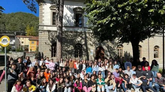 Foto di gruppo di studenti fuori dal Liceo Scientifico ’Righi’