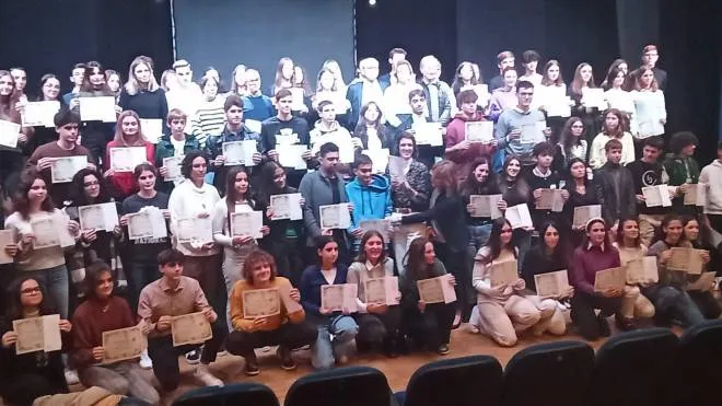 Foto di gruppi per gli studenti meritevoli che ieri hanno ricevuto la pagella d’oro