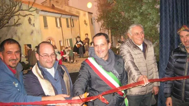L’inaugurazione del presepe. Da sinistra Davide Branzanti, il parroco Don Mirco Bianchi, il vicesindaco Roberto Pari, Tonino e Marco Fantini