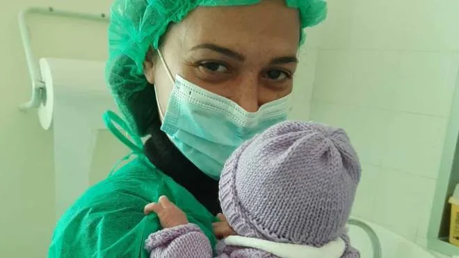 Un’operatrice con un neonato
