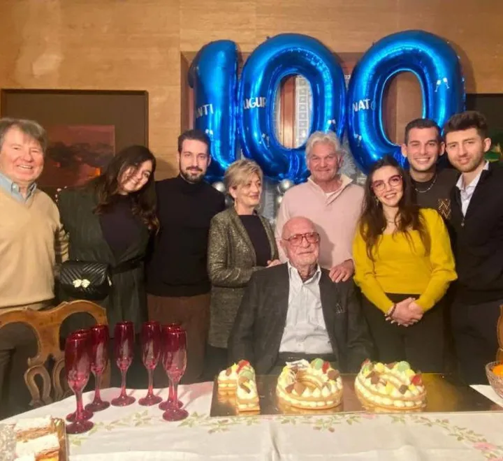 Renato Contini, festeggiato dalla famiglia per i suoi cento anni
