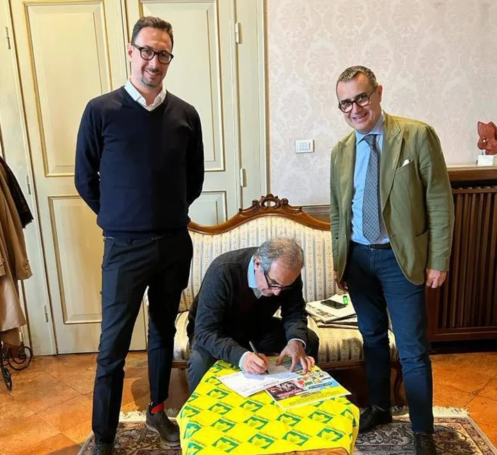Il sindaco Gian Luca Zattini firma la petizione lanciata da Coldiretti