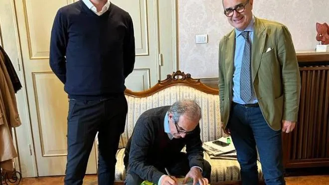 Il sindaco Gian Luca Zattini firma la petizione lanciata da Coldiretti