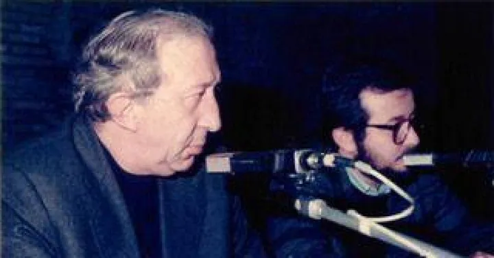 Don Giussani accanto a un giovane Carlo Tellarini nel 1985 a Ferrara