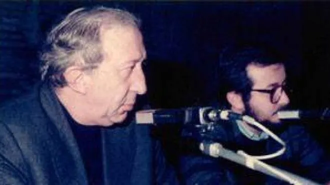 Don Giussani accanto a un giovane Carlo Tellarini nel 1985 a Ferrara