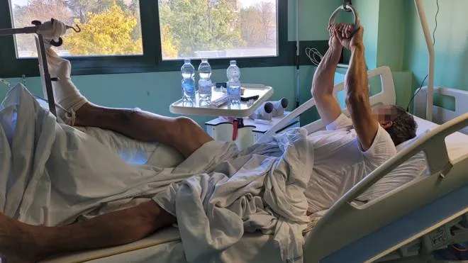 Il 62enne ricoverato nel reparto di Ortopedia per una brutta frattura scomposta a una gamba