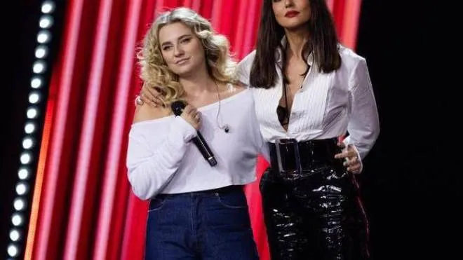 Lucrezia Maria Fioritti con Ambra Angiolini durante X Factor