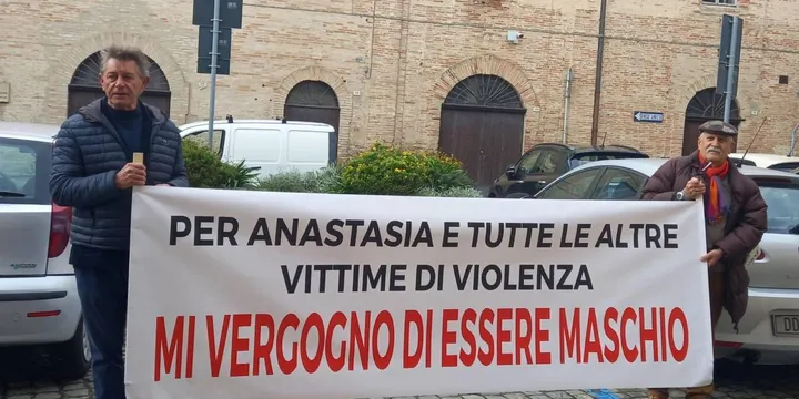 Tiziano Busca e Vito Inserra in giro per la città con il manifesto “Mi vergogno di essere maschio”