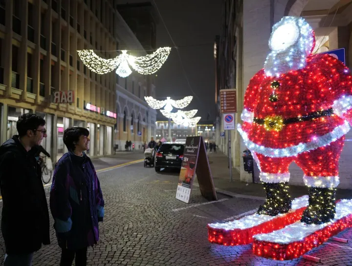 Un Babbo Natale in corso Mazzini: quest’anno dovrebbe essere tagliato