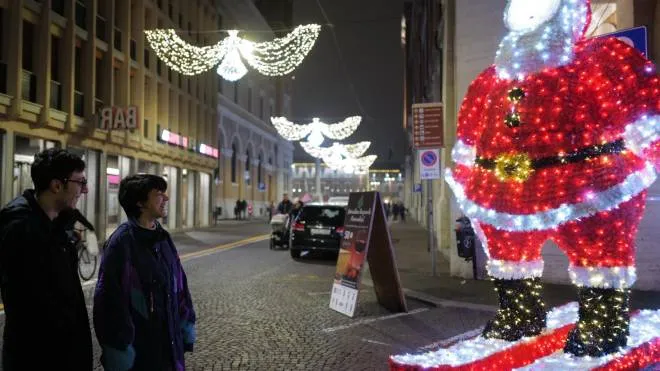 Un Babbo Natale in corso Mazzini: quest’anno dovrebbe essere tagliato
