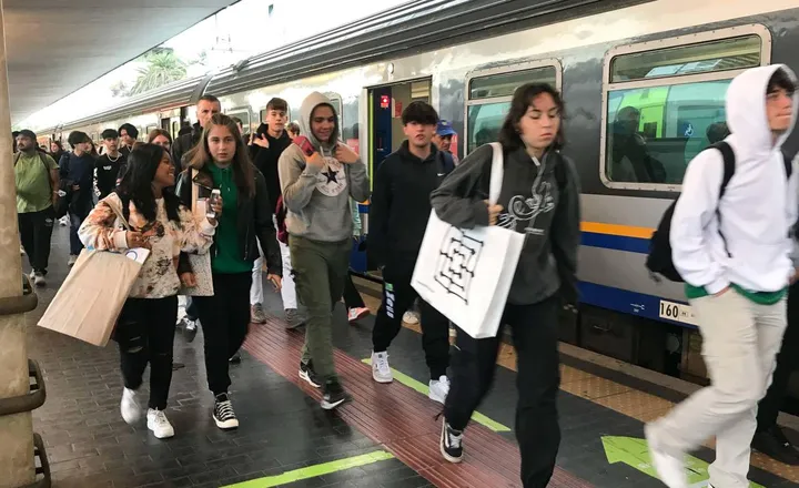 Studenti all’uscita dal treno (foto di repertorio)
