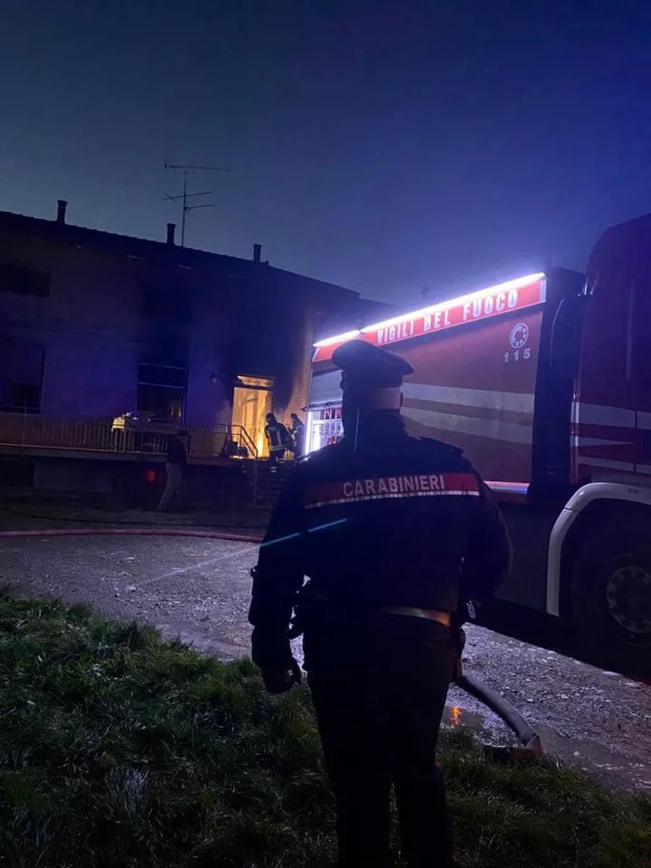 L’intervento sul posto dei carabinieri.. Giovedì un altro incendio in appartamento si era verificato a Cavriago, con una donna leggermente intossicata