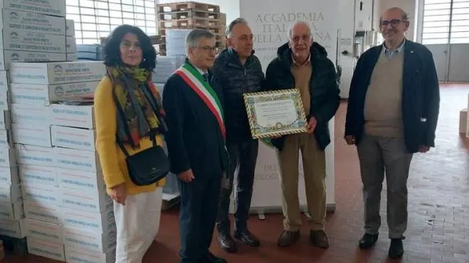 Giulian Corsini, della azienda Tortino di Porretta, riceve il premio dall’Accademia Italiana della Cucina