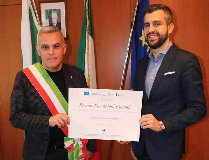 Il sindaco Massimo Bosso e Francesco Malferrari. mostrano il riconoscimento