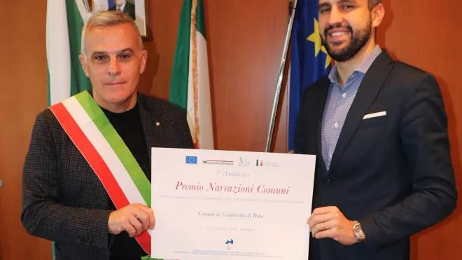 Il sindaco Massimo Bosso e Francesco Malferrari. mostrano il riconoscimento