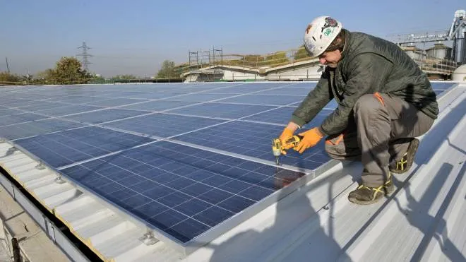 L’installazione di nuovi impianti fotovoltaici sul tetto di un’abitazione