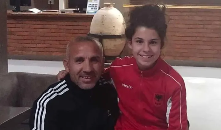 Lorena Leskaj, a destra con il padre Albano, è la più giovane giocatrice convocata in una Nazionale
