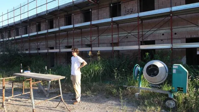 Matteo Mattioli, uno dei ricorrenti, nel cantiere abbandonato di Filetto nel 2012 (Zani)