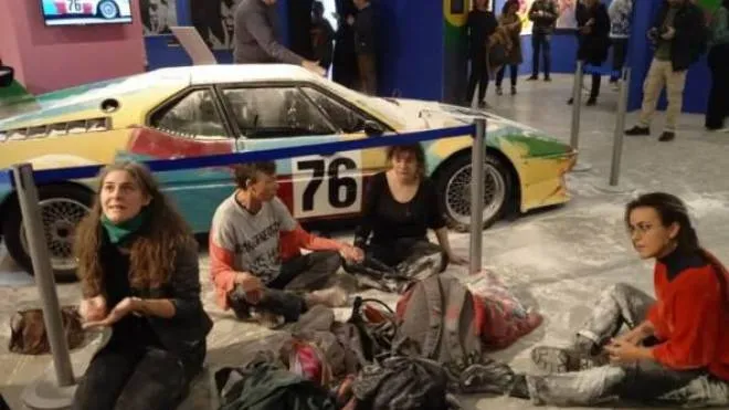 L’auto dipinta da Andy Warhol e il blitz degli attivisti: al centro Maria Letizia Ruello