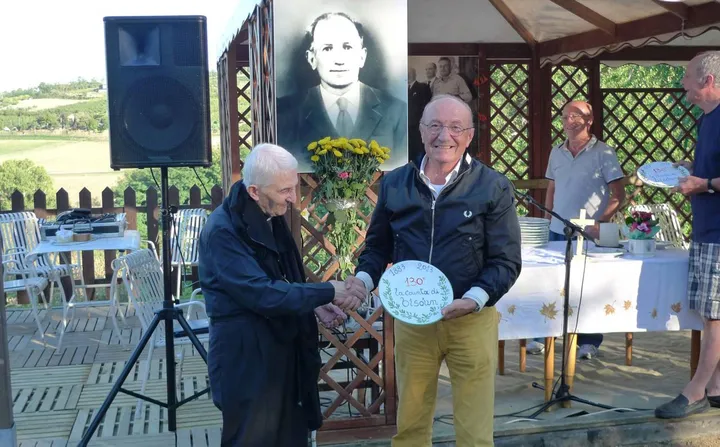Ivo Dalmo (a destra) riceve un premio dal compianto Don Melchiorre Baroni