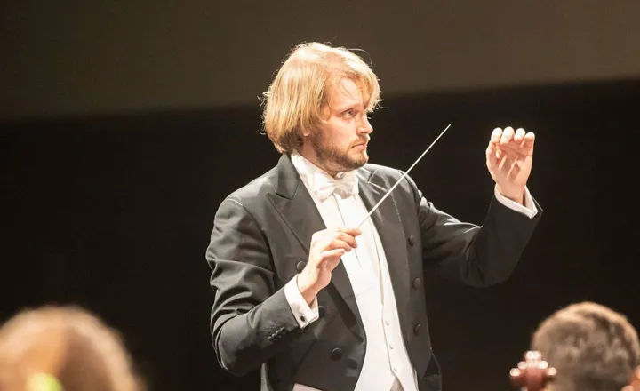 Il Maestro Matteo Parmeggiani, co-fondatore dall’Orchestra Senzaspine, dirige domani il ’Rigoletto’ di Verdi al teatro Consorziale di Budrio