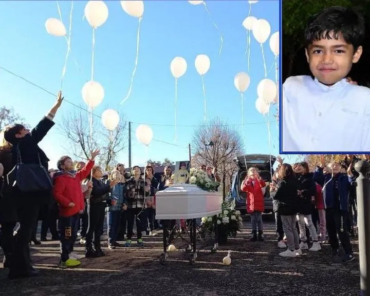 Palloncini lasciati volare in cielo per l’ultimo saluto al piccolo Nikhil Saini