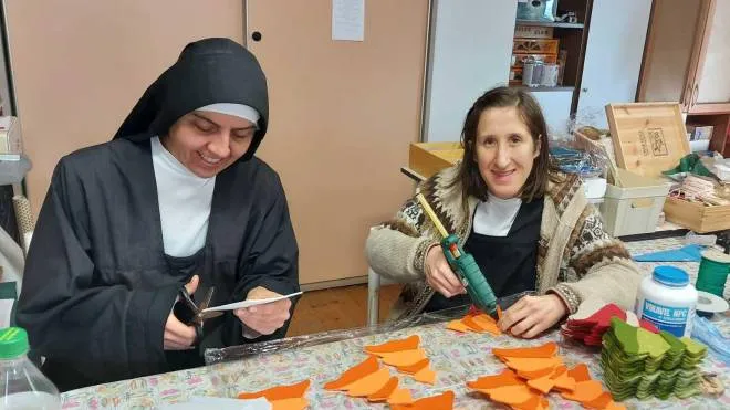 Le suore Clarisse di San Benedetto mentre preparano i ricordi natalizi per i benefattori