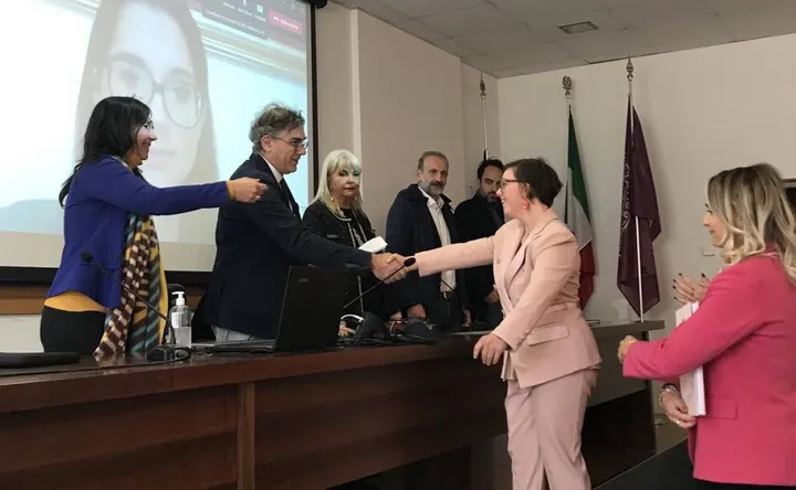 Margherita Campanelli riceve i complimenti della commissione dopo la laurea