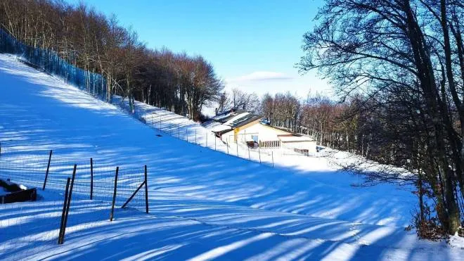 Neve sul Monte Catria, gli impianti sono pronti per il turismo