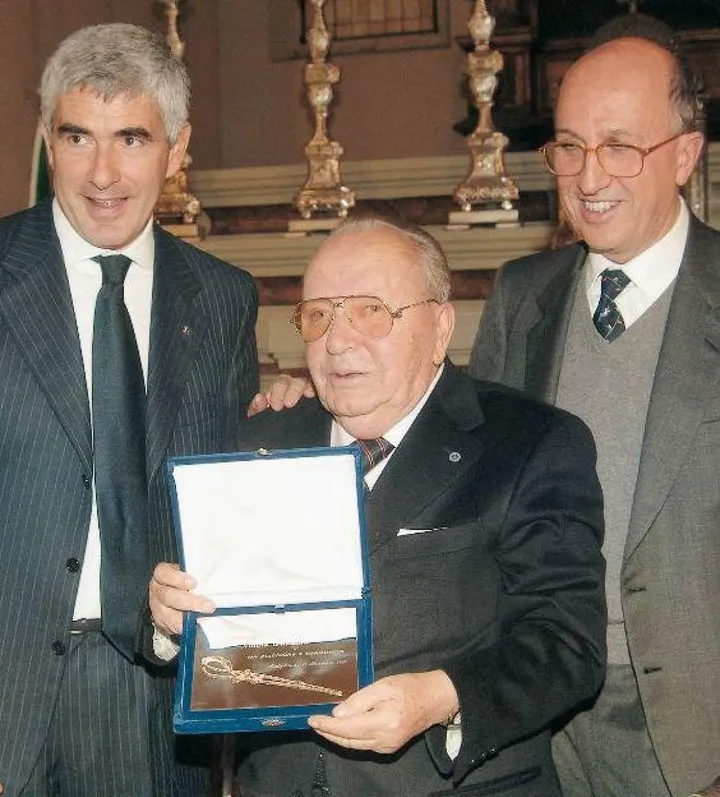 Da sinistra: Pier Ferdinando Casini, poi Natale Graziani col premio ‘Vincastro d’Oro’ e Antonio Patuanelli