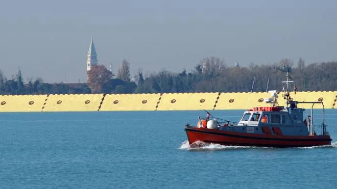 Una panoramica sulle barriere mobili del Mose, attivate alla bocca di porto di San Nicol� del Lido, Venezia, 24 novembre 2022. ANSA/ANDREA MEROLA