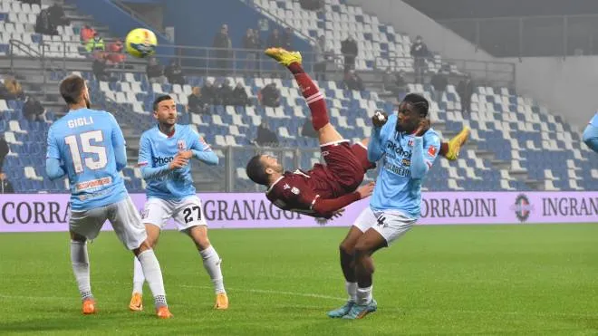 La splendida rovesciata di Eric Lanini, ieri tornato al gol dopo 73 giorni di astinenza (fotoservizio Stefano Rossi e Gianni Munarini)