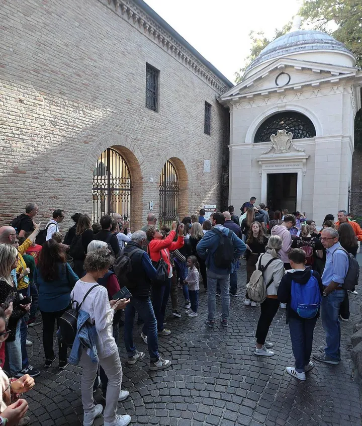 Turisti in fila davanti alla Tomba di Dante, negli ultimi giorni ancora caldi di ottobre (foto Zani)