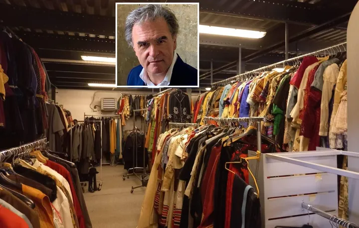 Stefano Giaroli e il magazzino di Artescenica, con più di 7mila vestiti