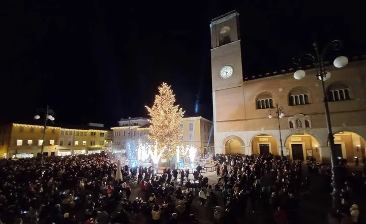 Grande show di luci e musica per l’accensione dell’albero di Natale in piazza XX settembre a Fano