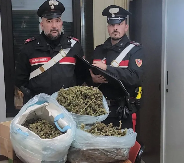I carabinieri con i sacchi di marijuana sequestrati in casa dei giovani pusher