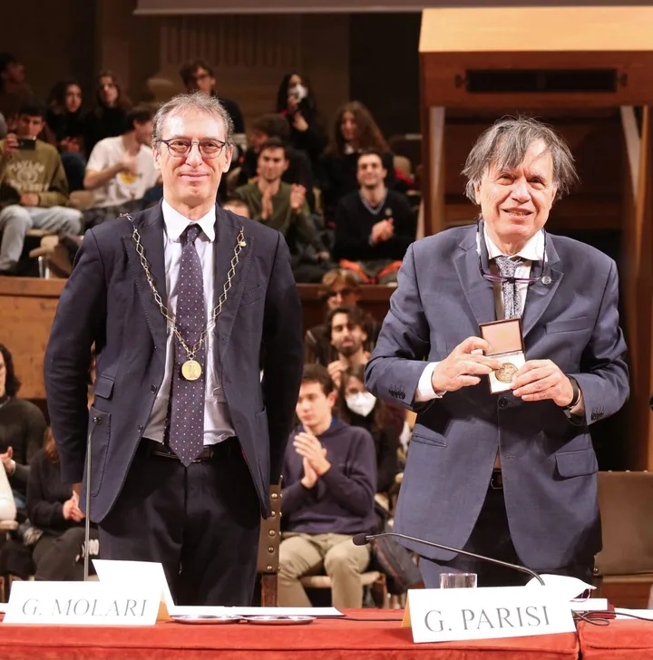 Il premio Nobel per la Fisica. Giorgio Parisi assieme al rettore Giovanni Molari, durante la cerimonia in Santa Lucia