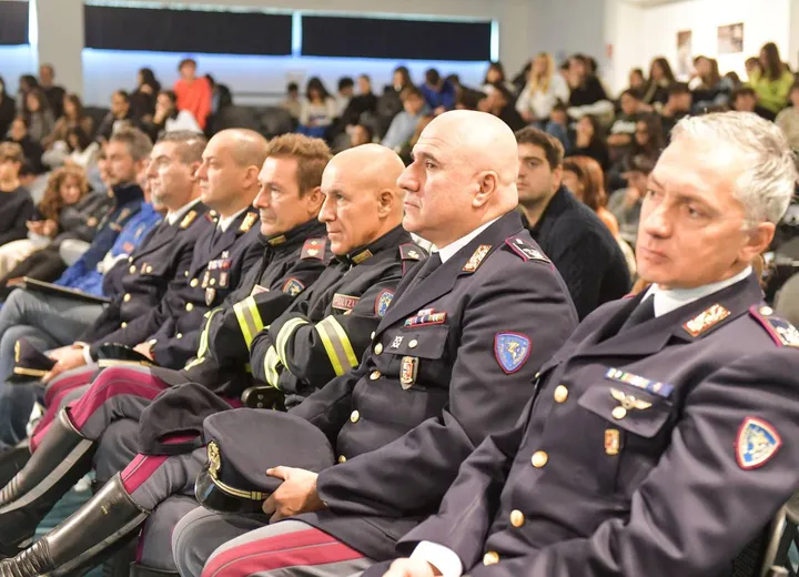 Le forze dell’ordine sedute. in prima fila durante la conferenza del 75esimo anniversario della polizia stradale al liceo Da Vinci (foto De Marco)