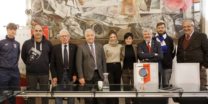 I protagonisti del premio con l’assessora allo Sport Roberta Li Calzi nella sala Savonuzzi di Palazzo d’Accursio (Schicchi)