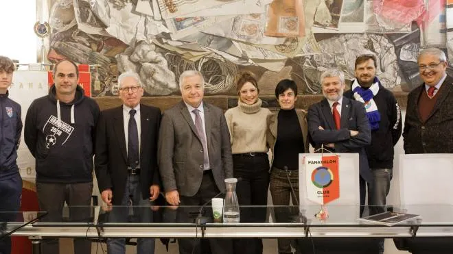 I protagonisti del premio con l’assessora allo Sport Roberta Li Calzi nella sala Savonuzzi di Palazzo d’Accursio (Schicchi)