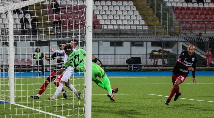 Santini esulta dopo aver insaccato il primo dei tre gol con cui raggiunge quota 12 reti in campionato (. foto Petrangeli)