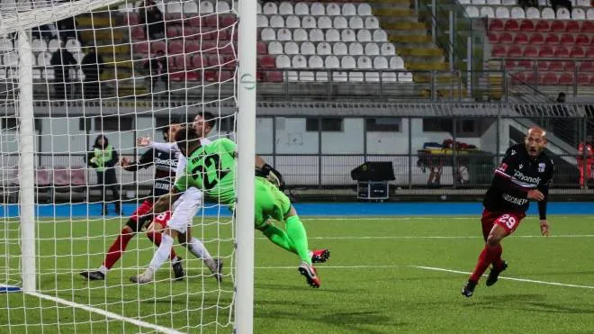 Santini esulta dopo aver insaccato il primo dei tre gol con cui raggiunge quota 12 reti in campionato (. foto Petrangeli)